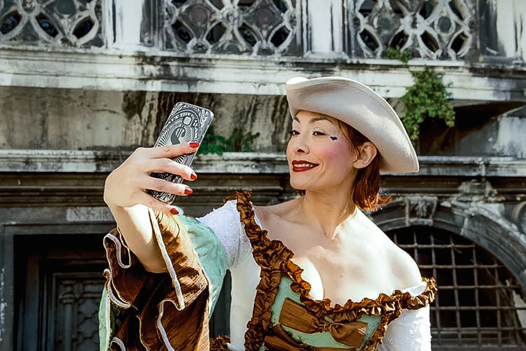 Vava Venezia Miss Selfie Self Portraits